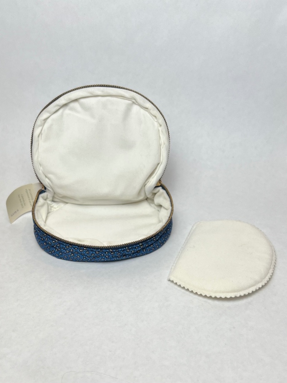 Celebrity 2-Piece Travel Set Blue Paisley Jewelry Roll and Cosmetic Bag NWT - Picture 8 of 9
